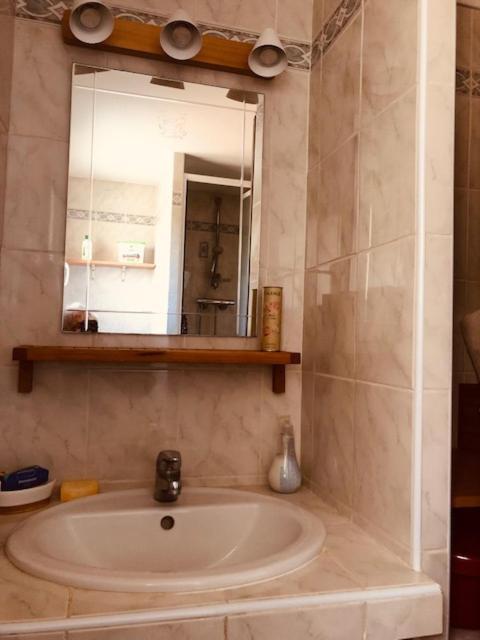 Votre Sejour A Sanary Dans Bas De Villa Avec Terrasse Vegetalisee Et Abritee Exposition Est Sud Ouest A 400M Du Centre Ville En Zone Pietonne Ou Tout Peut Se Faire A Pied Sanary-sur-Mer Exterior foto