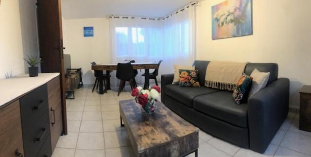 Votre Sejour A Sanary Dans Bas De Villa Avec Terrasse Vegetalisee Et Abritee Exposition Est Sud Ouest A 400M Du Centre Ville En Zone Pietonne Ou Tout Peut Se Faire A Pied Sanary-sur-Mer Exterior foto